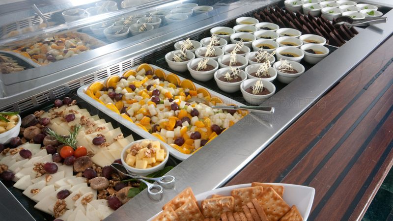 小标题：行业背景：食品代工的兴起与挑战